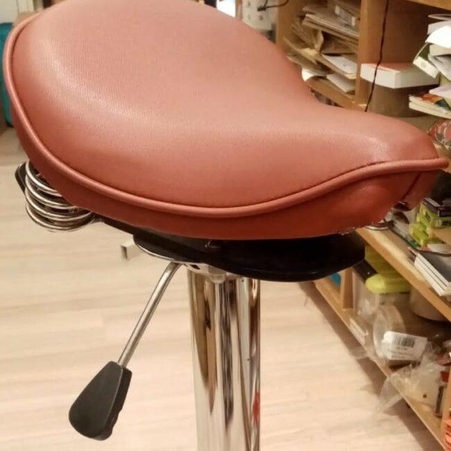 Siège ergonomique bureau avec selle de moto recyclée