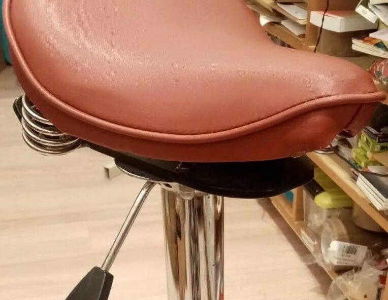Siège ergonomique bureau avec selle de moto recyclée