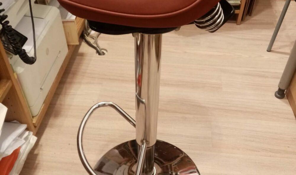 Tabouret assis debout de profil
