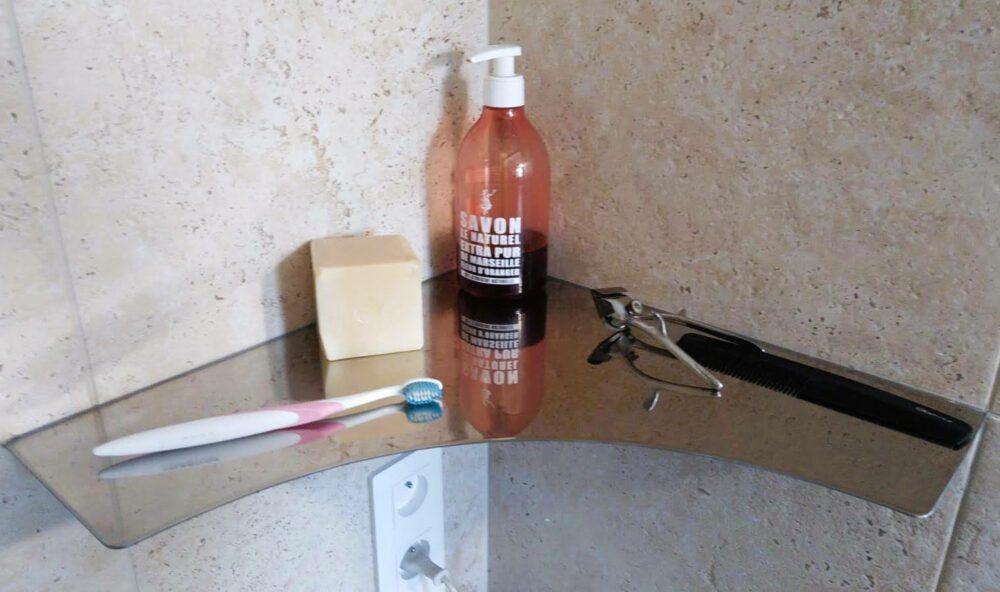 Etagère ou tablette de salle de bain sur mesure signée Cametal & Co