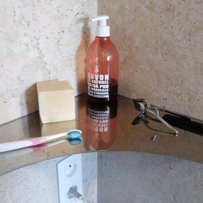 Etagère ou tablette de salle de bain sur mesure signée Cametal & Co