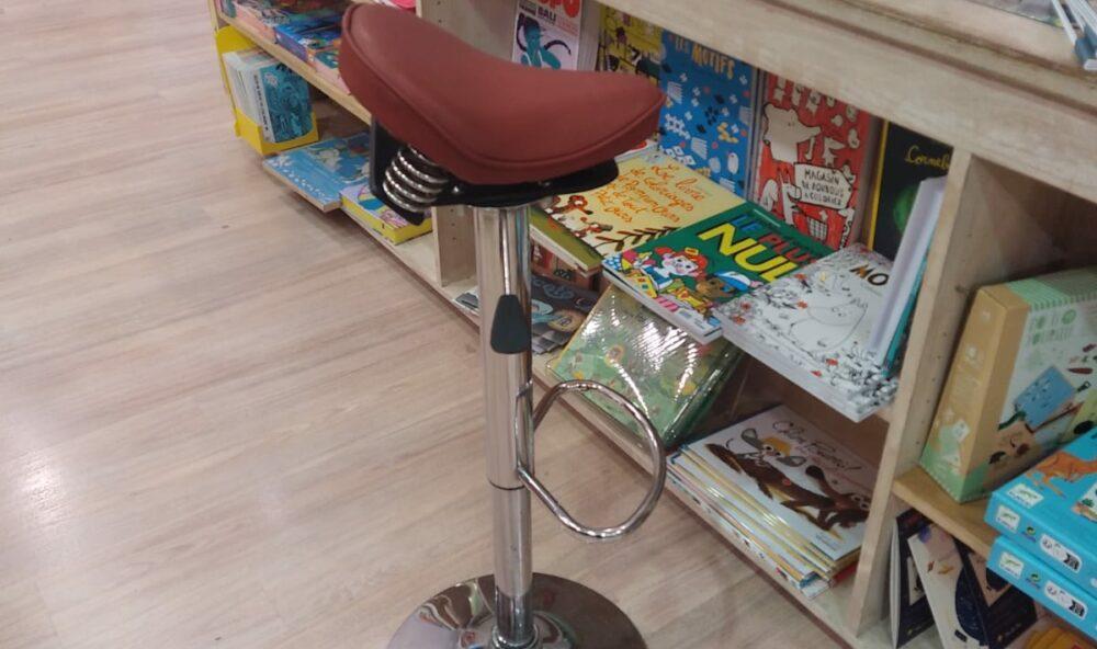 Tabouret assis-debout dans la librairie