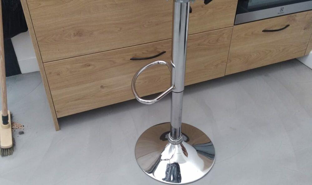 Tabouret assis-debout près de la cafetière, création Cametal & Co