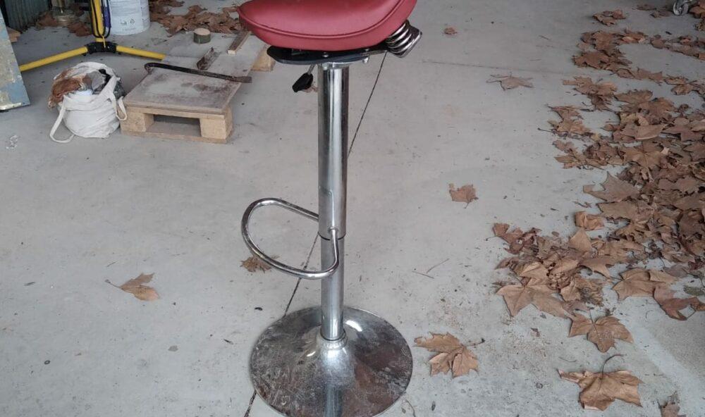 Tabouret assis-debout dans l'atelier