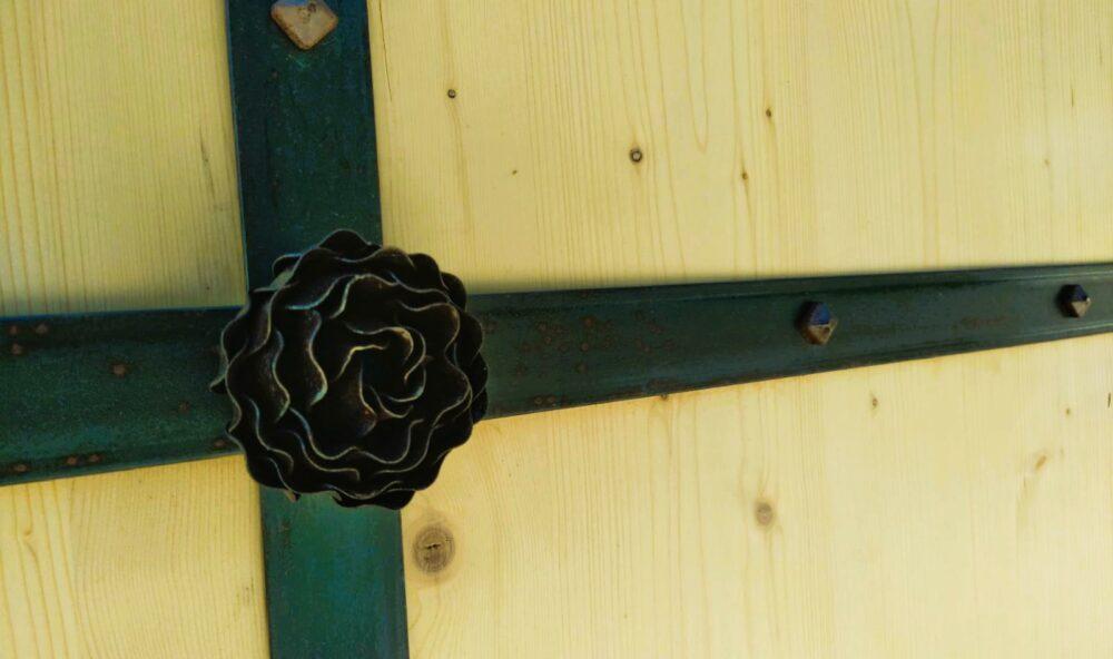 La poignée de la porte coulissante est en forme de fleur