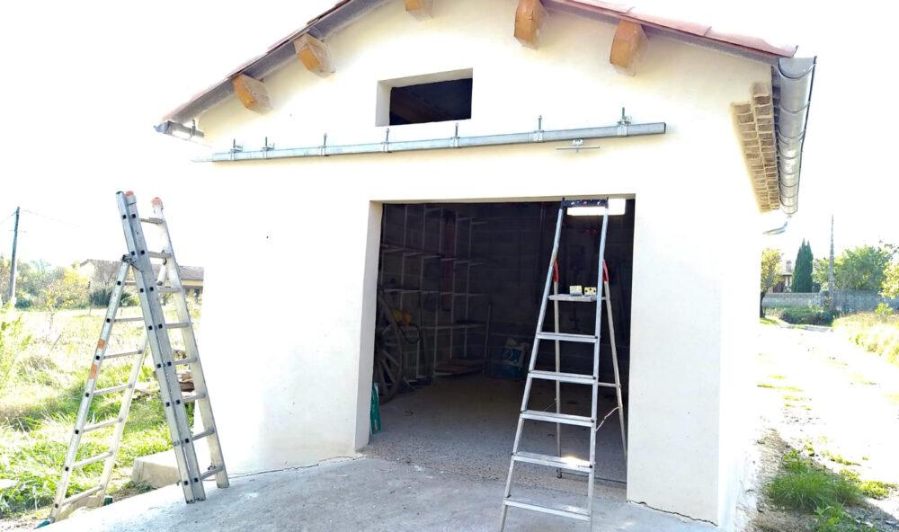 L'installation du rail de la porte coulissante