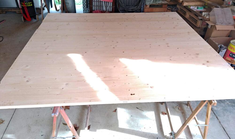 Le panneau plein bois pour la future porte coulissante, dans l'atelier Cametal & Co
