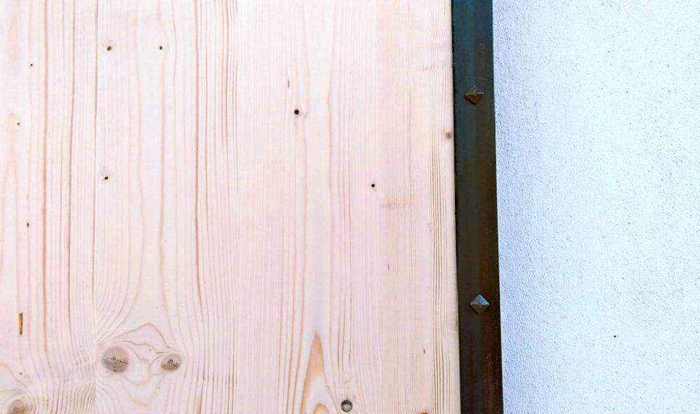 La porte coulissante a été renforcée avec un cadre métal