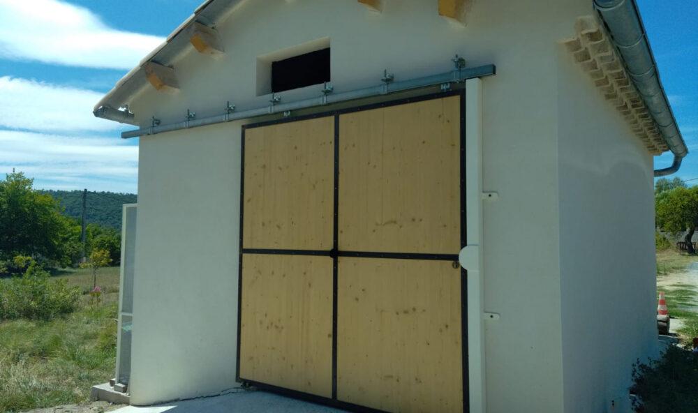 Porte coulissante installée en Ardèche, en région de Aubenas