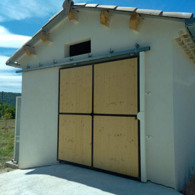 Porte coulissante installée en Ardèche, en région de Aubenas