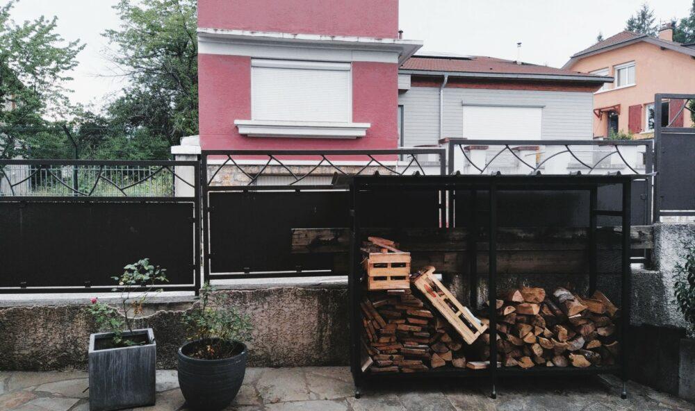 Abri bois de chauffage dans un coin du jardin