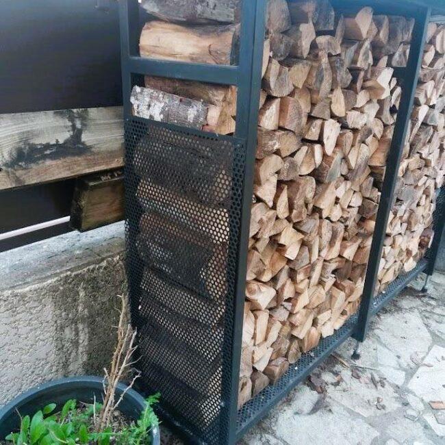 Bûches stockées dans abri bois de chauffage Cametal