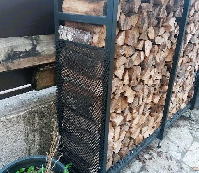 Bûches stockées dans abri bois de chauffage Cametal