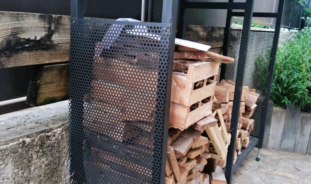 Abri bois de chauffage et sa toiture inclinée