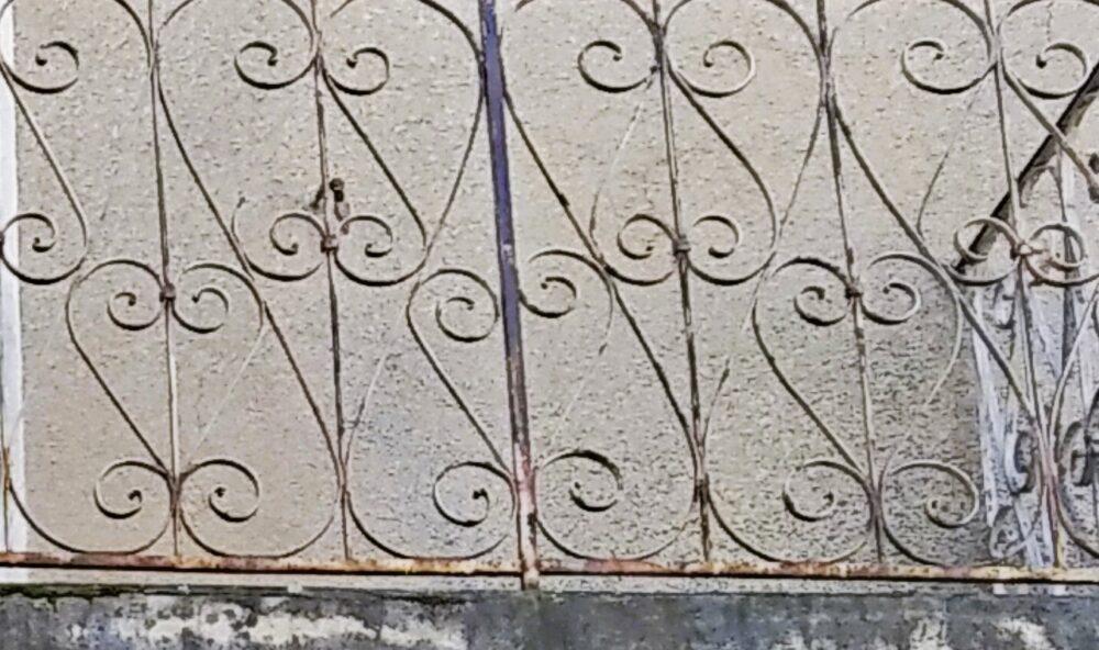 Les volutes d'un balcon pour accorder les rambardes de fenêtre
